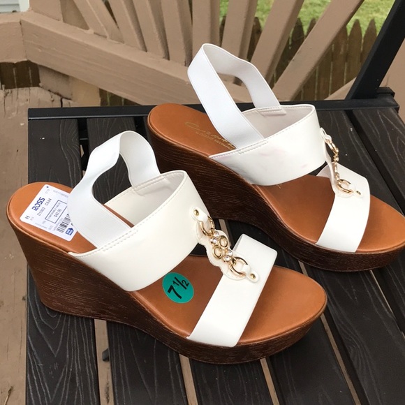 Sandals - Picture 2 of 4